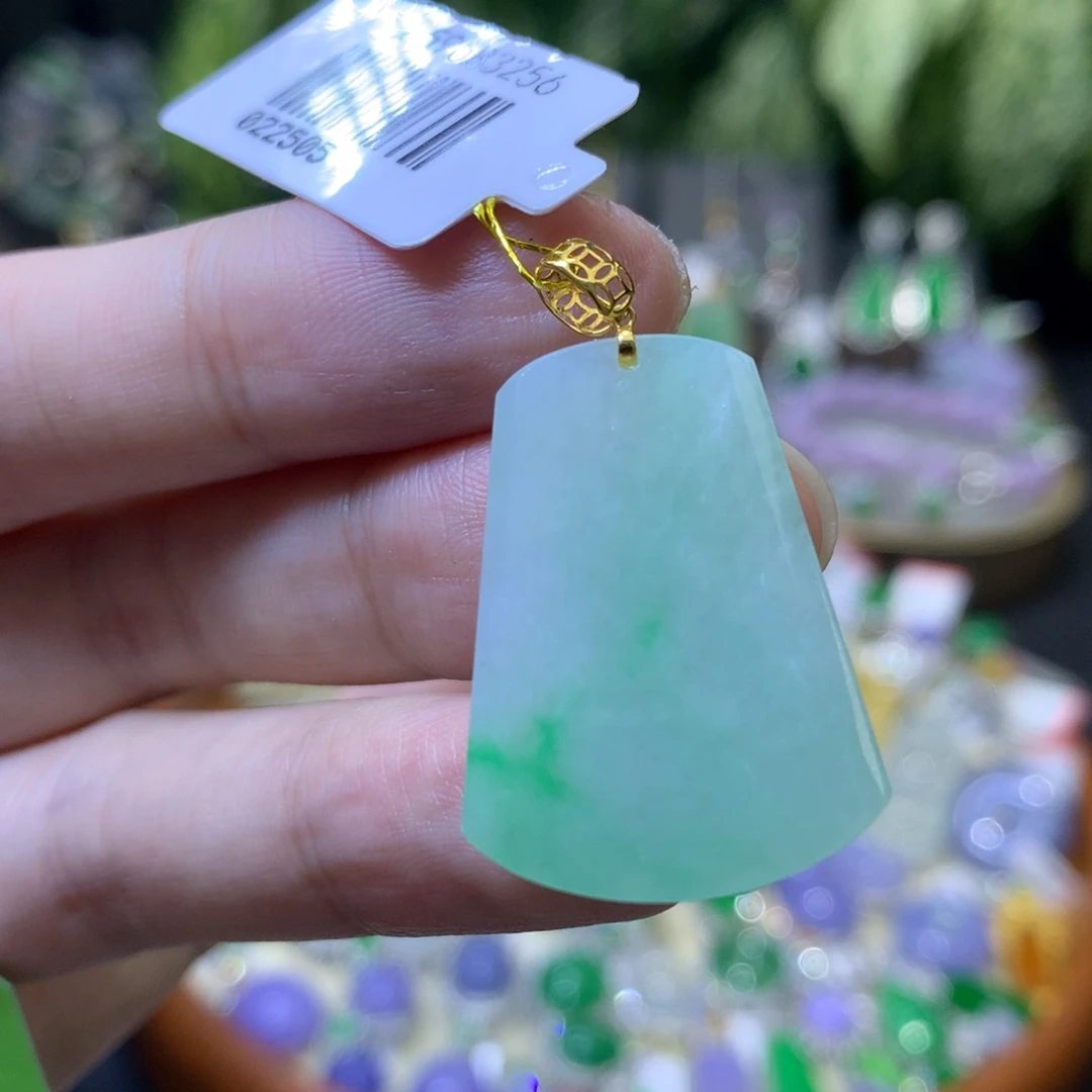 颈饰18K金镶嵌翡翠