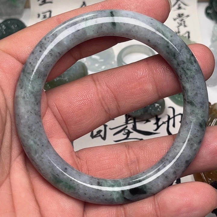 翡翠未镶嵌颈饰手镯
