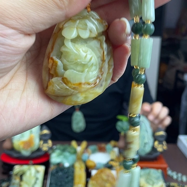 蛇纹石玉未镶嵌颈饰