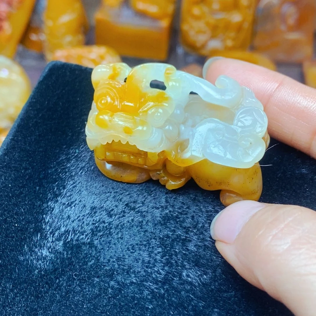 未镶嵌石英质玉（黄龙玉）颈饰