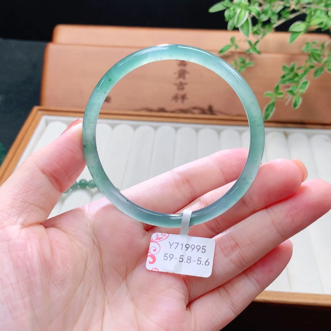 未镶嵌手镯（圆镯）翡翠