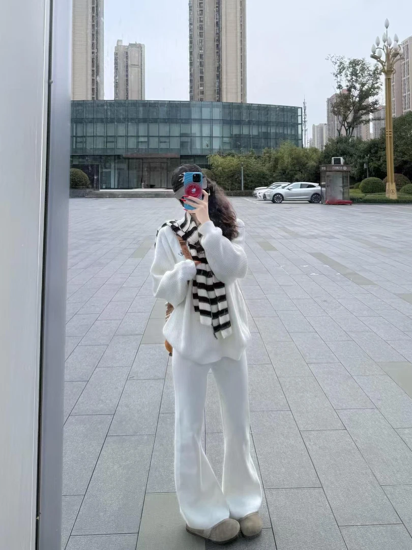 白色慵懒松弛感针织衫毛衣披肩喇叭裤三件套女秋冬高级感休闲套装