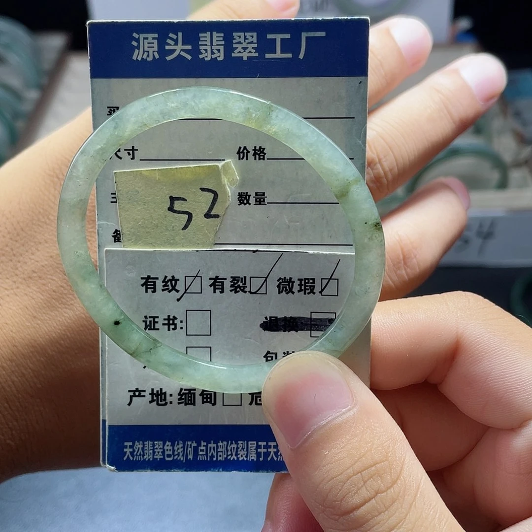 翡翠手镯未镶嵌多样性发其中一个