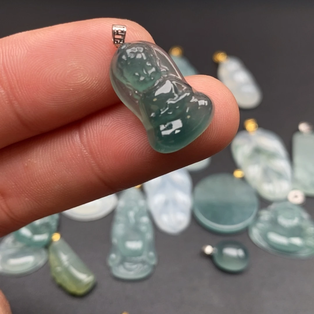 颈饰18K金镶嵌翡翠