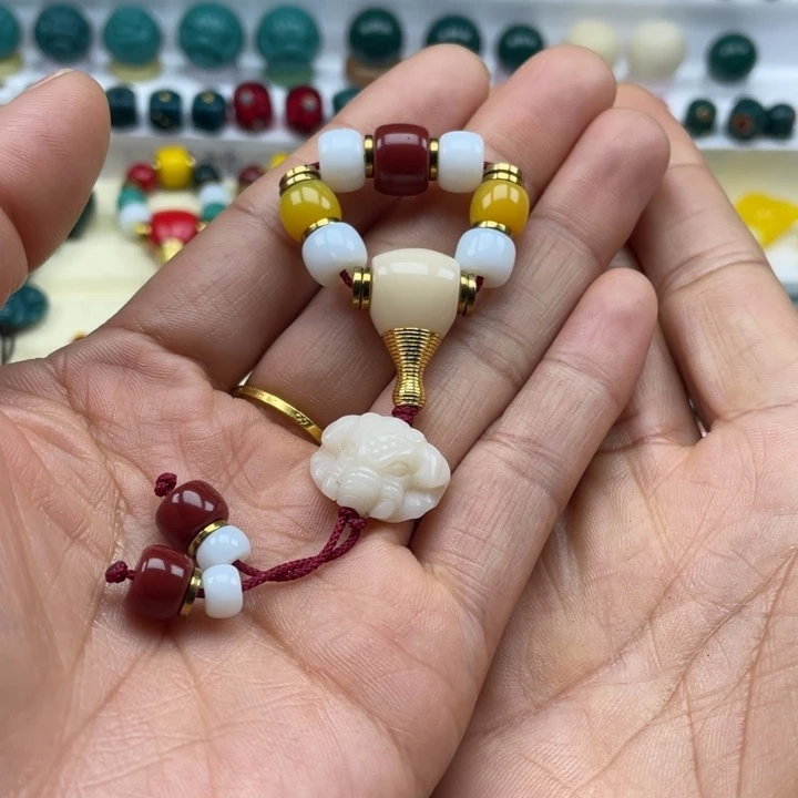 琉璃颈饰雪巴琉璃