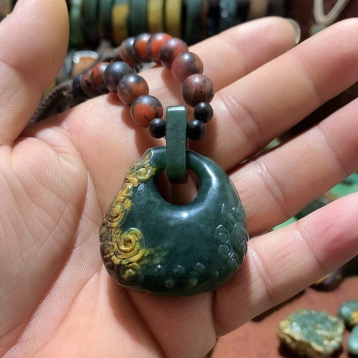 未镶嵌岫岩河磨玉（透闪石质玉）挂件