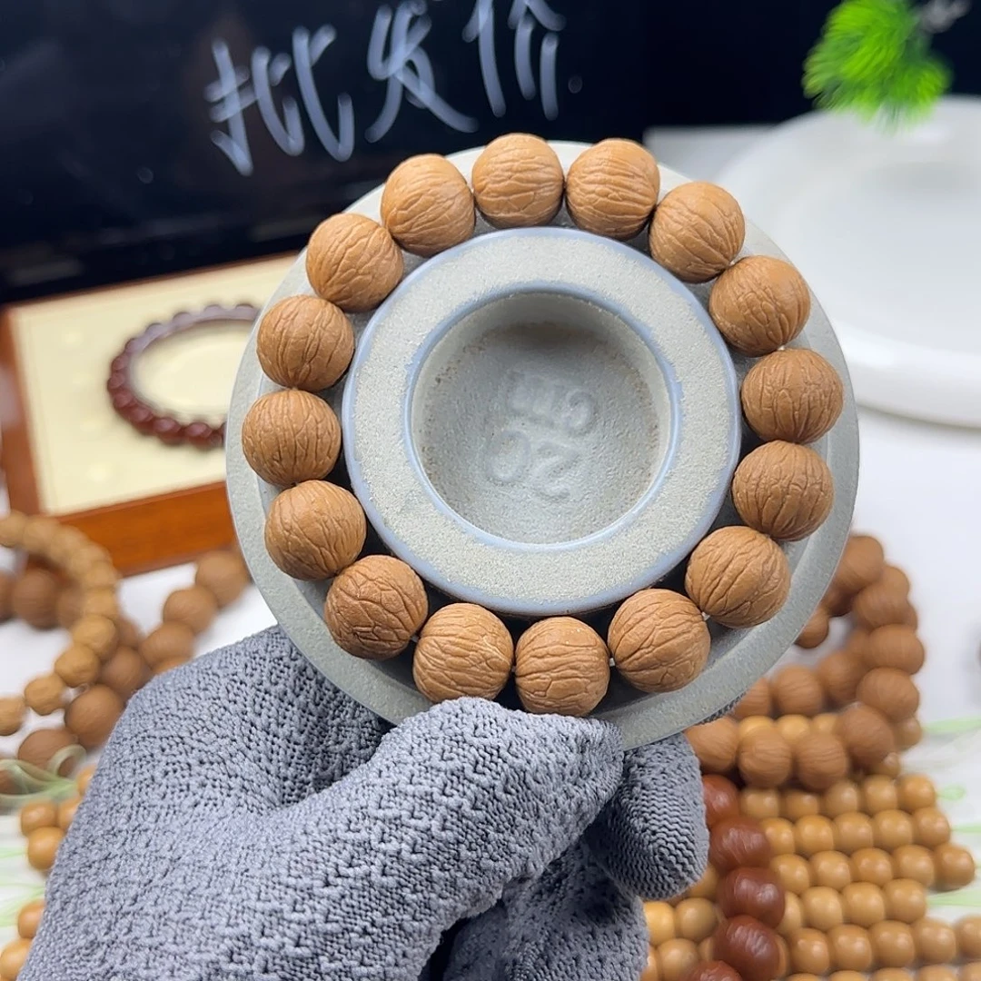 猴头核桃吊坠凤羽