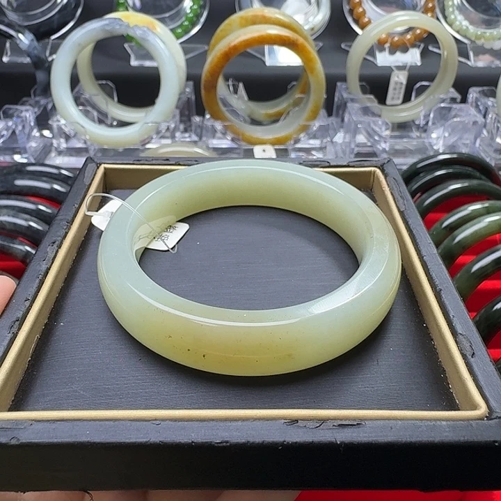 和田玉未镶嵌手镯