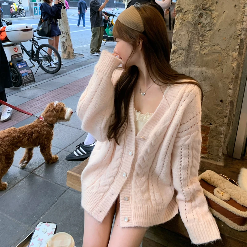Lukira 柔柔心动~v领毛衣外套女慵懒麻花针织开衫 U41045789