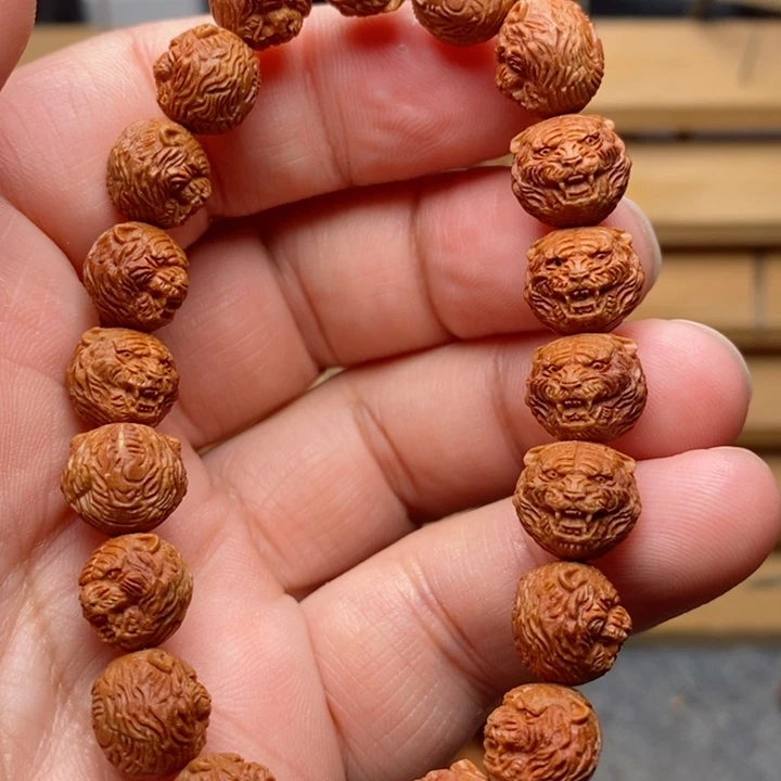 1.1桃核雕刻老虎手串