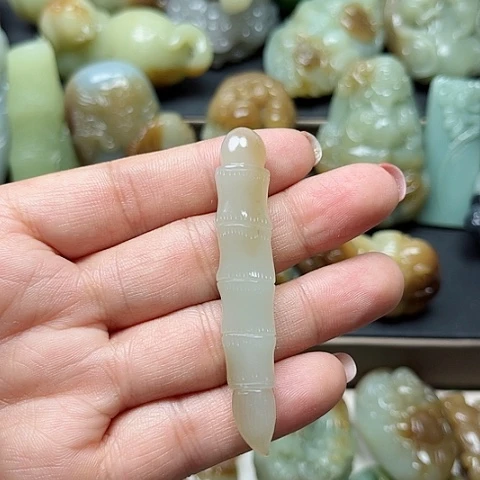 和田玉未镶嵌颈饰龍**神