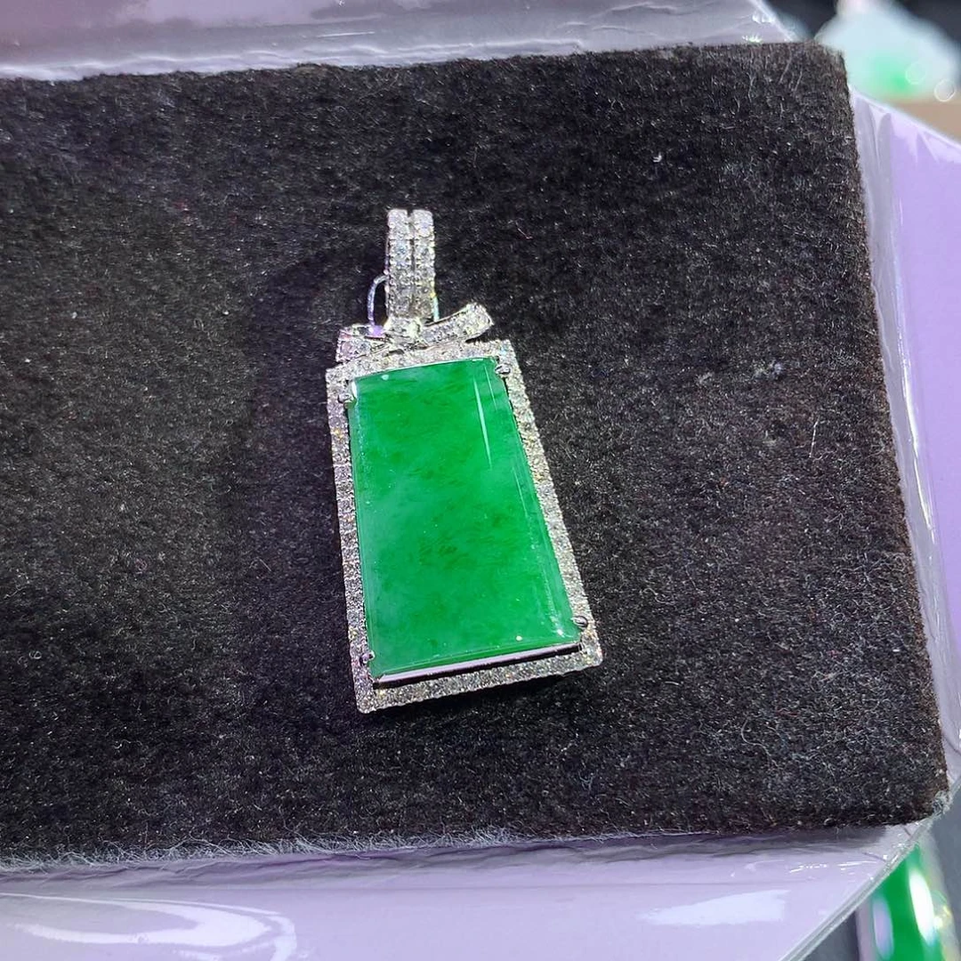 翡翠18K金镶嵌吊坠(赠链)