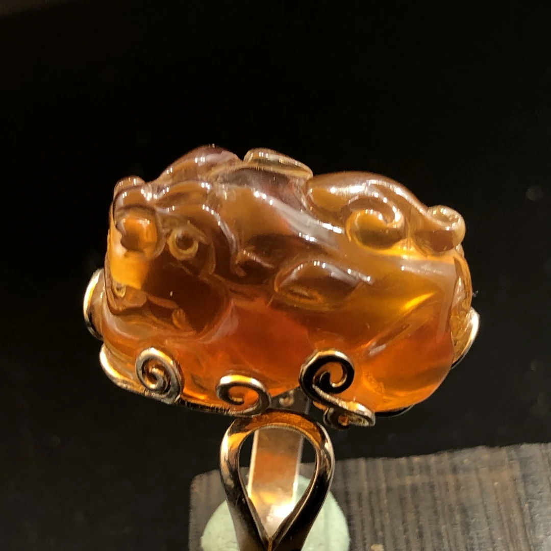 原生态貔貅琥珀戒指。