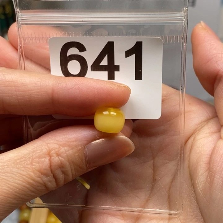 ¥***蜜蜡未镶嵌裸石10.7