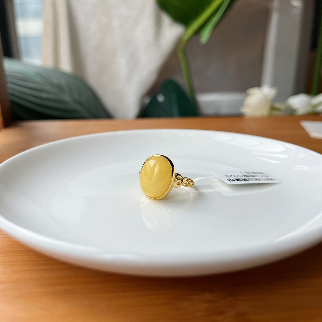 【珠宝厂长】约12*15mm俄料鸡油黄蜜蜡开口戒指(S925银镀金）