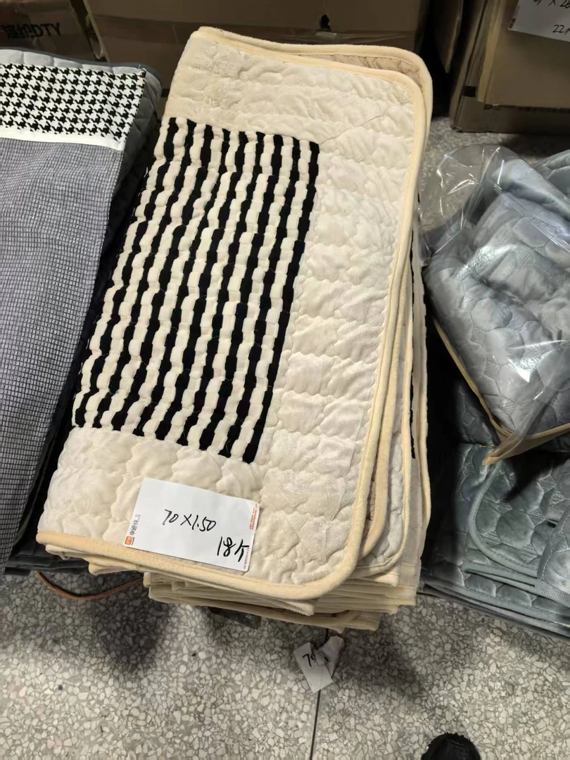 《厚广家》3楼70×150浅卡其色黑条纹加绒沙发垫 发1个