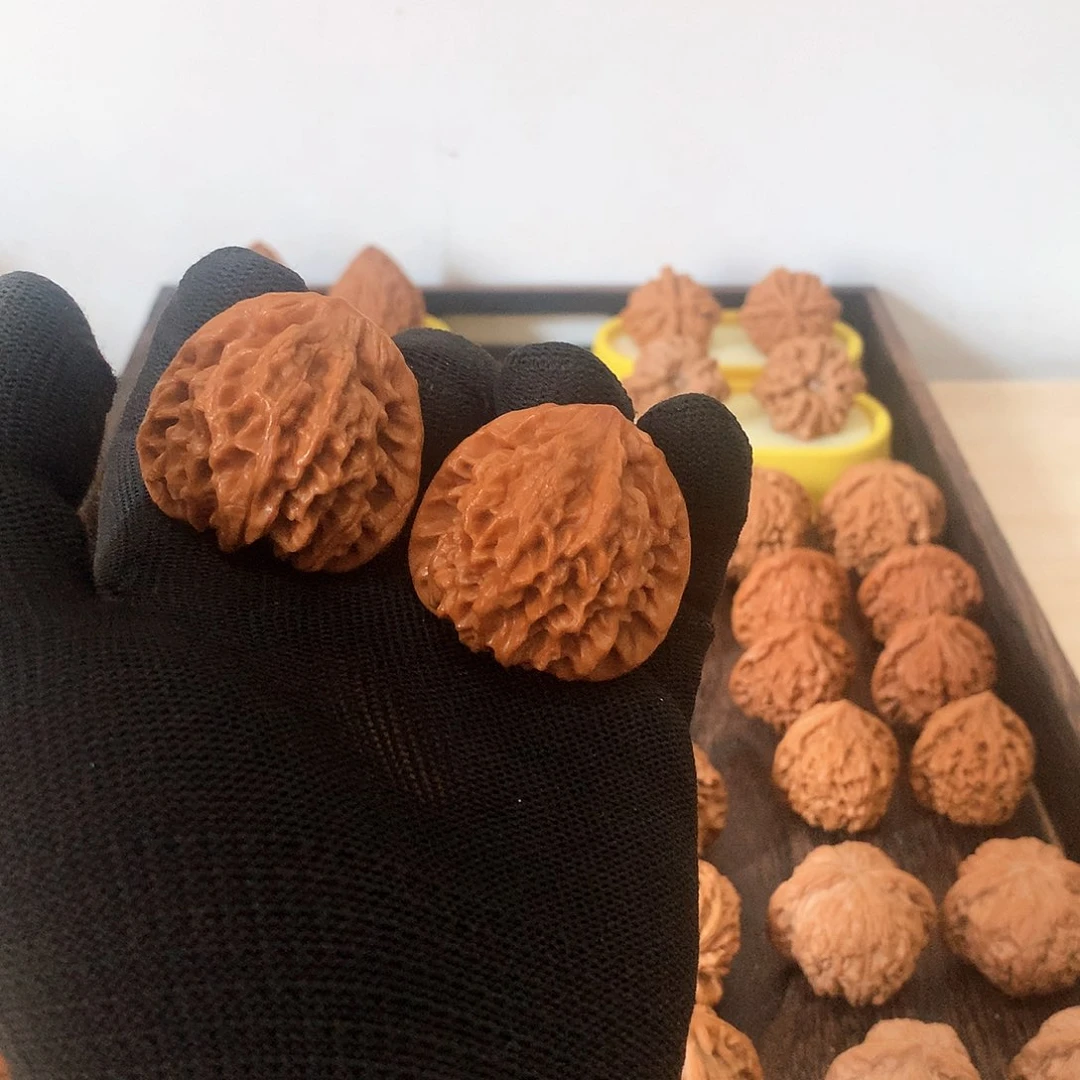 桃核把件凹底龙门涧，尖微修