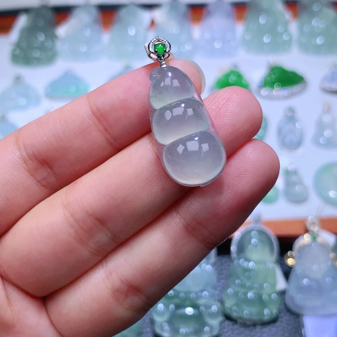 颈饰18K金镶嵌翡翠福豆