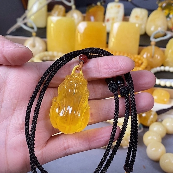 琥珀未镶嵌裸石貔貅