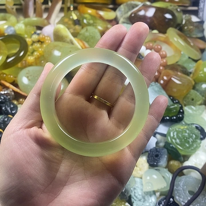 Y****蛇纹石玉未镶嵌颈饰