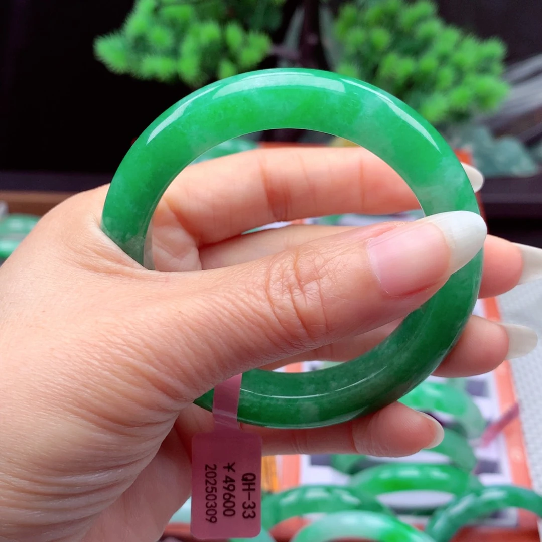 翡翠手镯未镶嵌翡翠