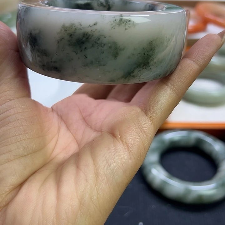 呐***m未镶嵌手镯石英岩玉