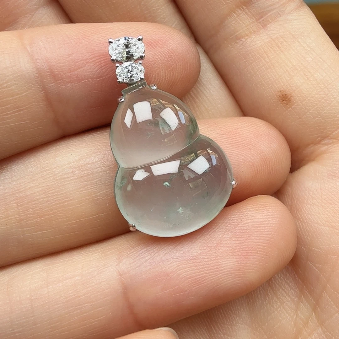 燕***子翡翠18K金镶嵌颈饰