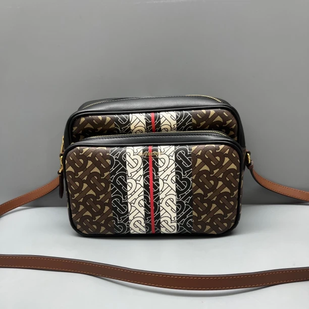 95新 BURBERRY/博柏利 印花条纹相机包 尺寸23*17 SV16558