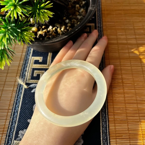 天然岫玉冰种暴风雪手镯