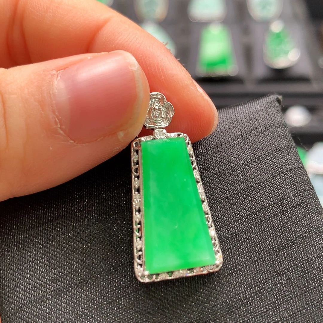 翡翠18K金镶嵌颈饰无事牌