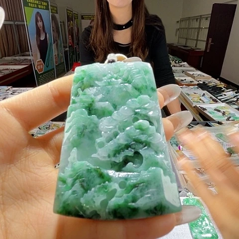 翡翠未镶嵌颈饰一个