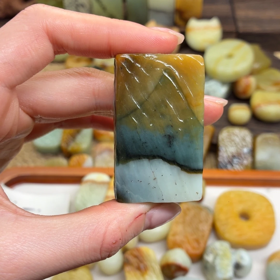 D***.蛇纹石玉未镶嵌颈饰