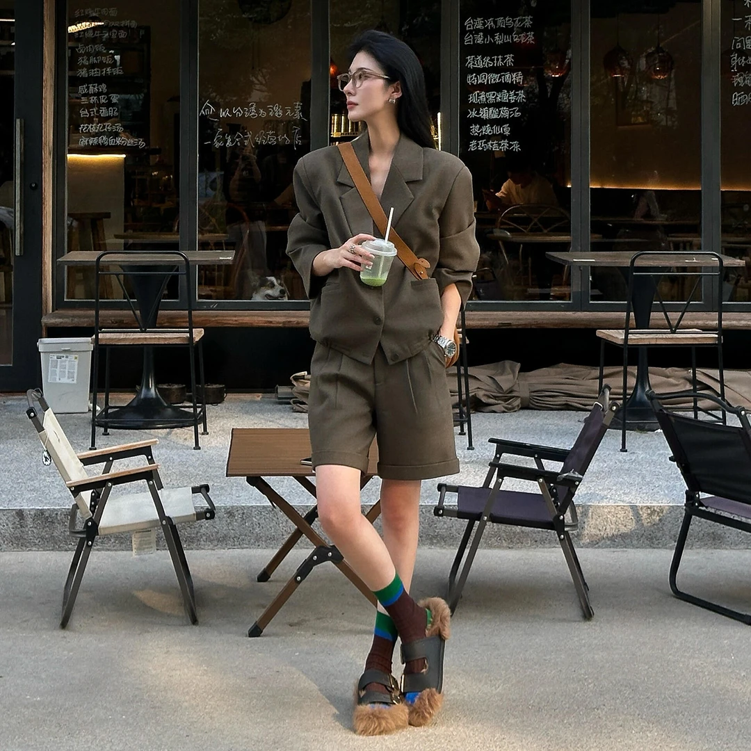 橄榄绿西装套装女秋2025新款老钱风高级感穿搭复古西服短裤两件套