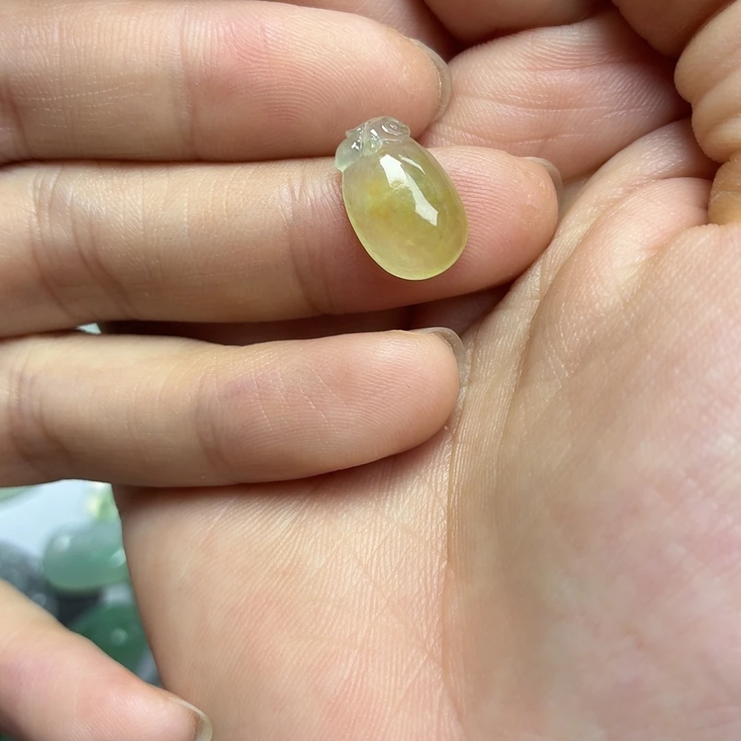 翡翠未镶嵌颈饰冰黄桃