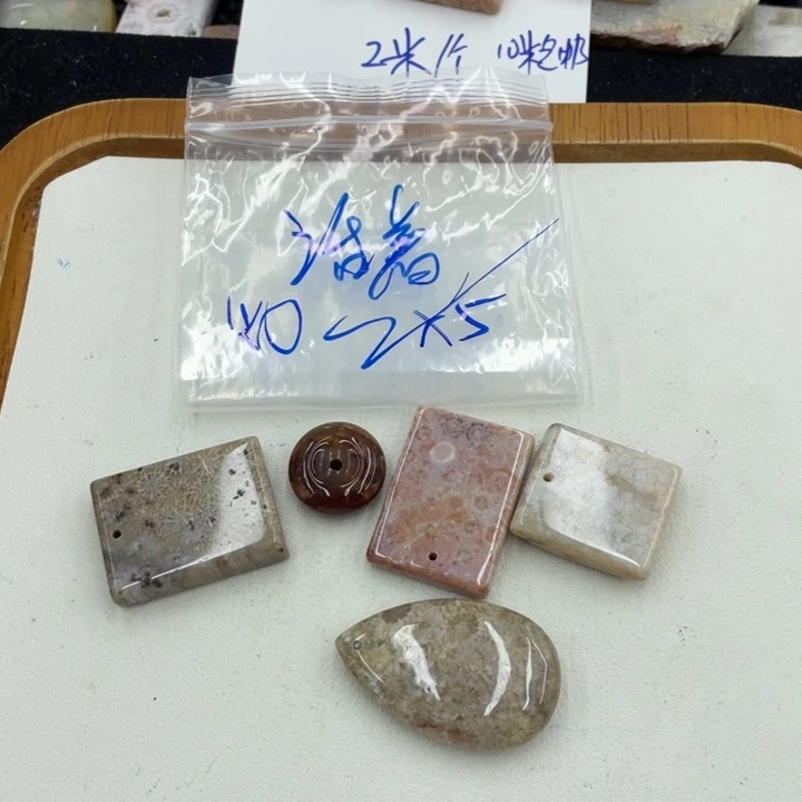 活***了硅化珊瑚（珊瑚玉）合金颈饰