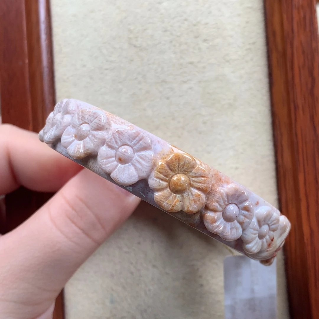 未镶嵌54.5圈口漏300/个。10硅化珊瑚（珊瑚玉）