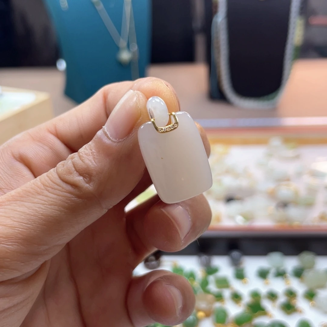 18K金镶嵌和田玉耳饰