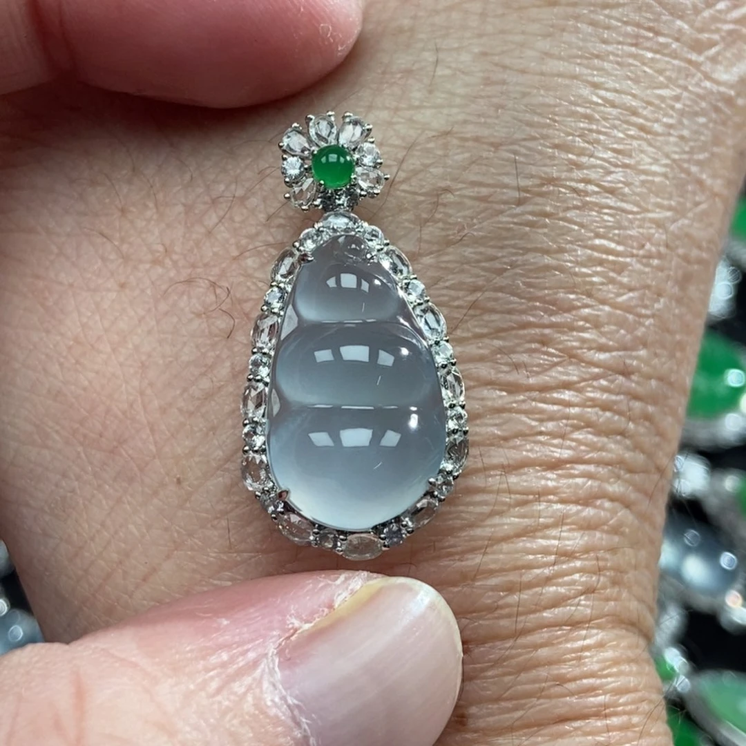 颈饰18K金镶嵌翡翠豆子