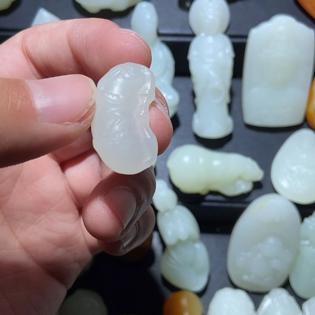 重***次和田玉未镶嵌颈饰