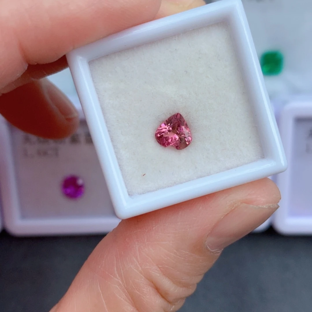 未镶嵌0.7克拉裸石红色碧玺