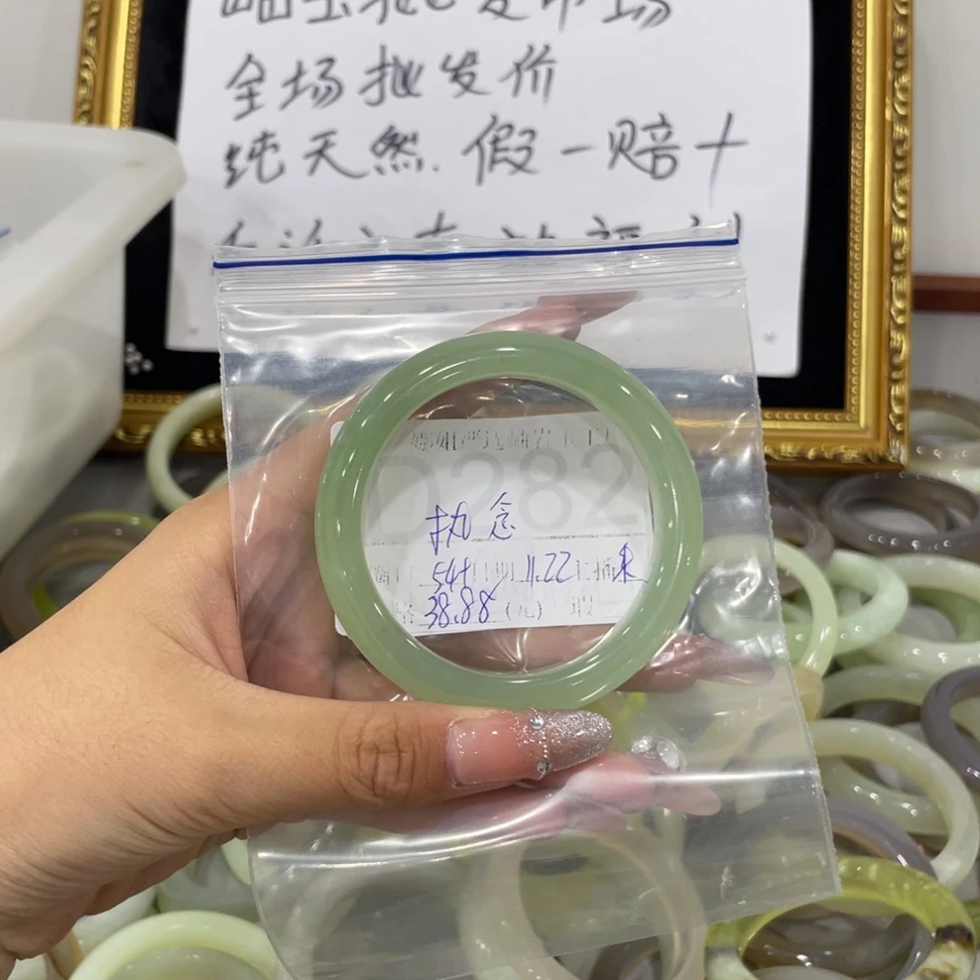 未镶嵌蛇纹石玉颈饰?**。