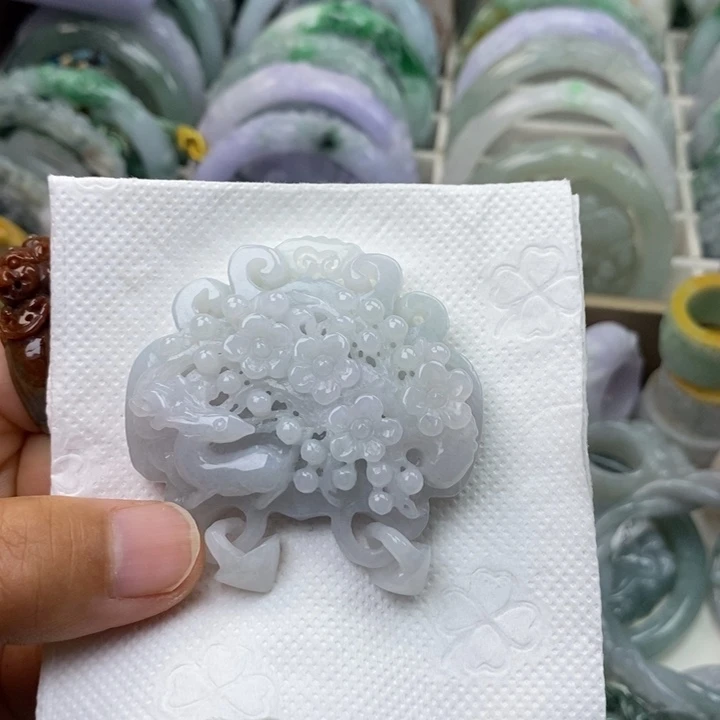 翡翠未镶嵌颈饰梅花鹿