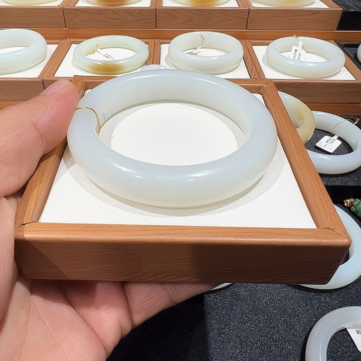 致***茗和田玉未镶嵌手镯