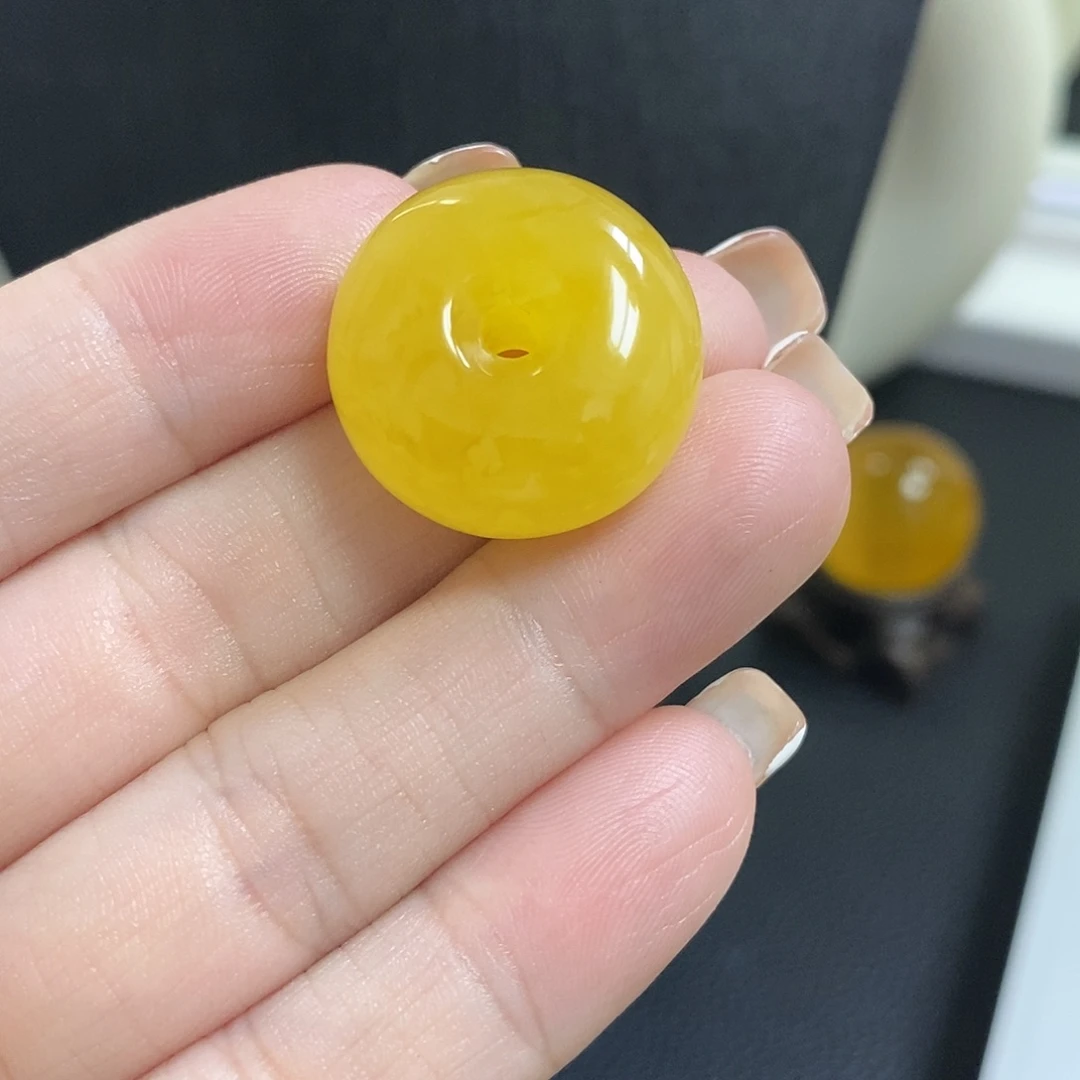 琥珀未镶嵌颈饰平安扣