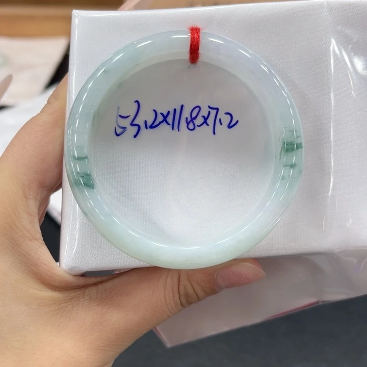 未镶嵌手镯翡翠L****.翡翠