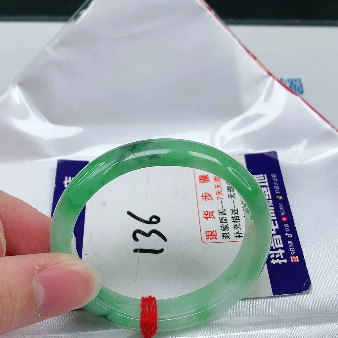 翡翠手镯未镶嵌翡翠