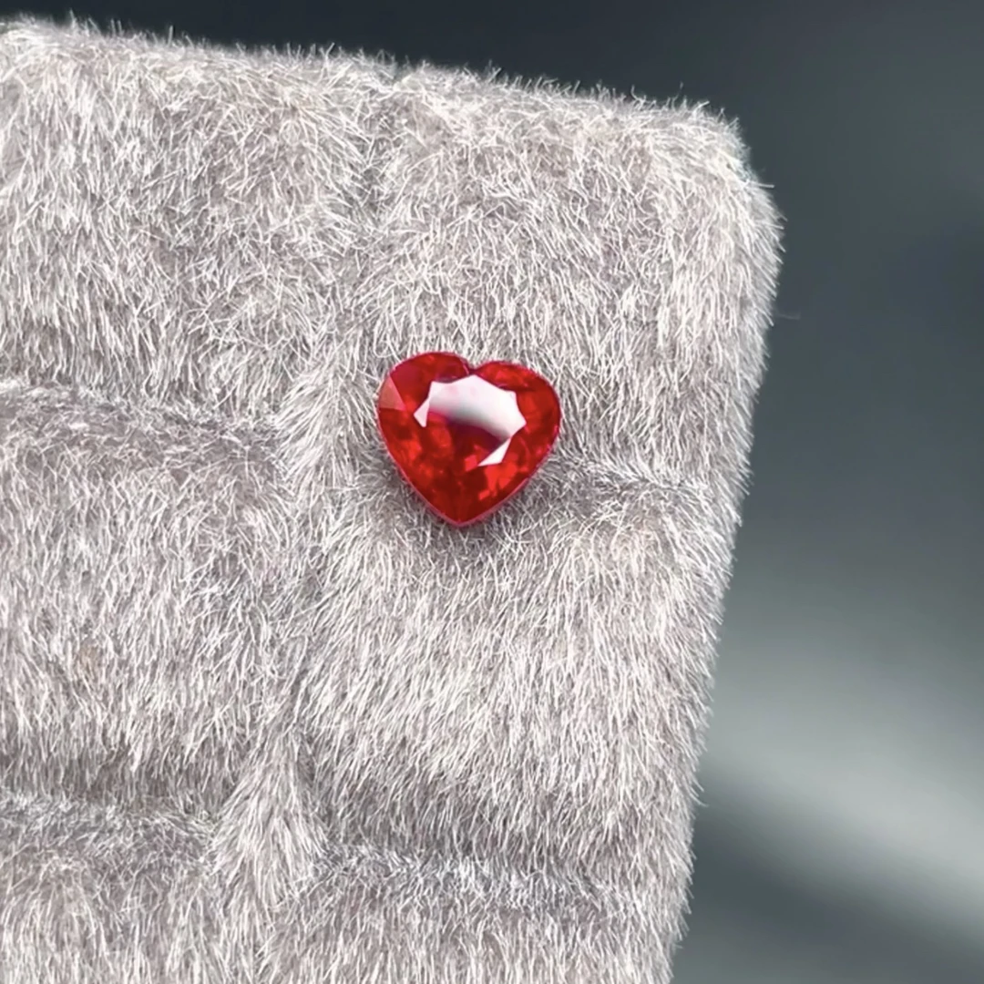 1.50克拉无烧鸽血红宝石精工爱心切干净玻璃体满火彩颜色正吉尔德