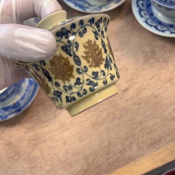 瓷片釉里金缠枝莲马蹄盖碗微瑕