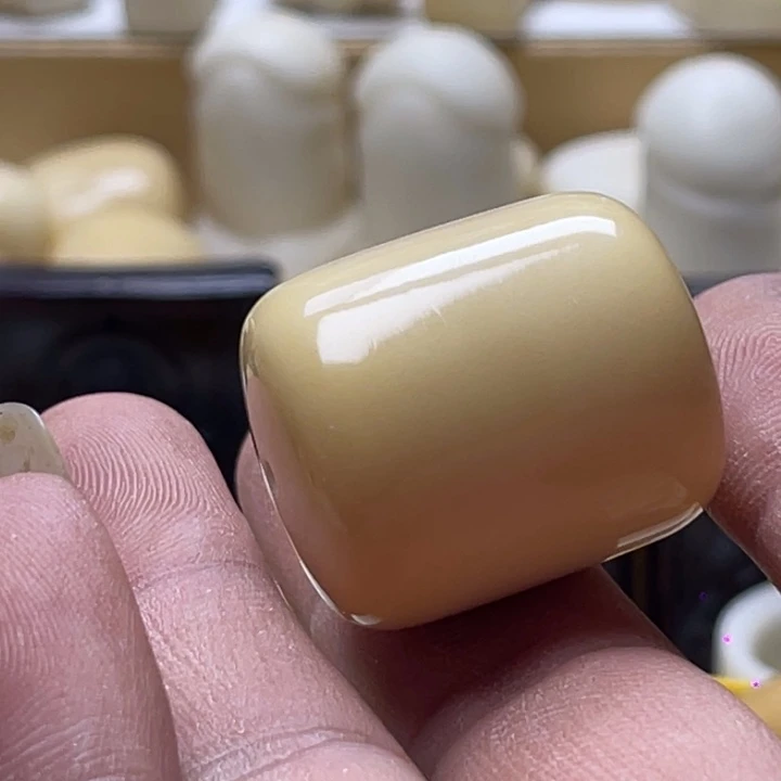 小****子象牙果雕刻风化直桶