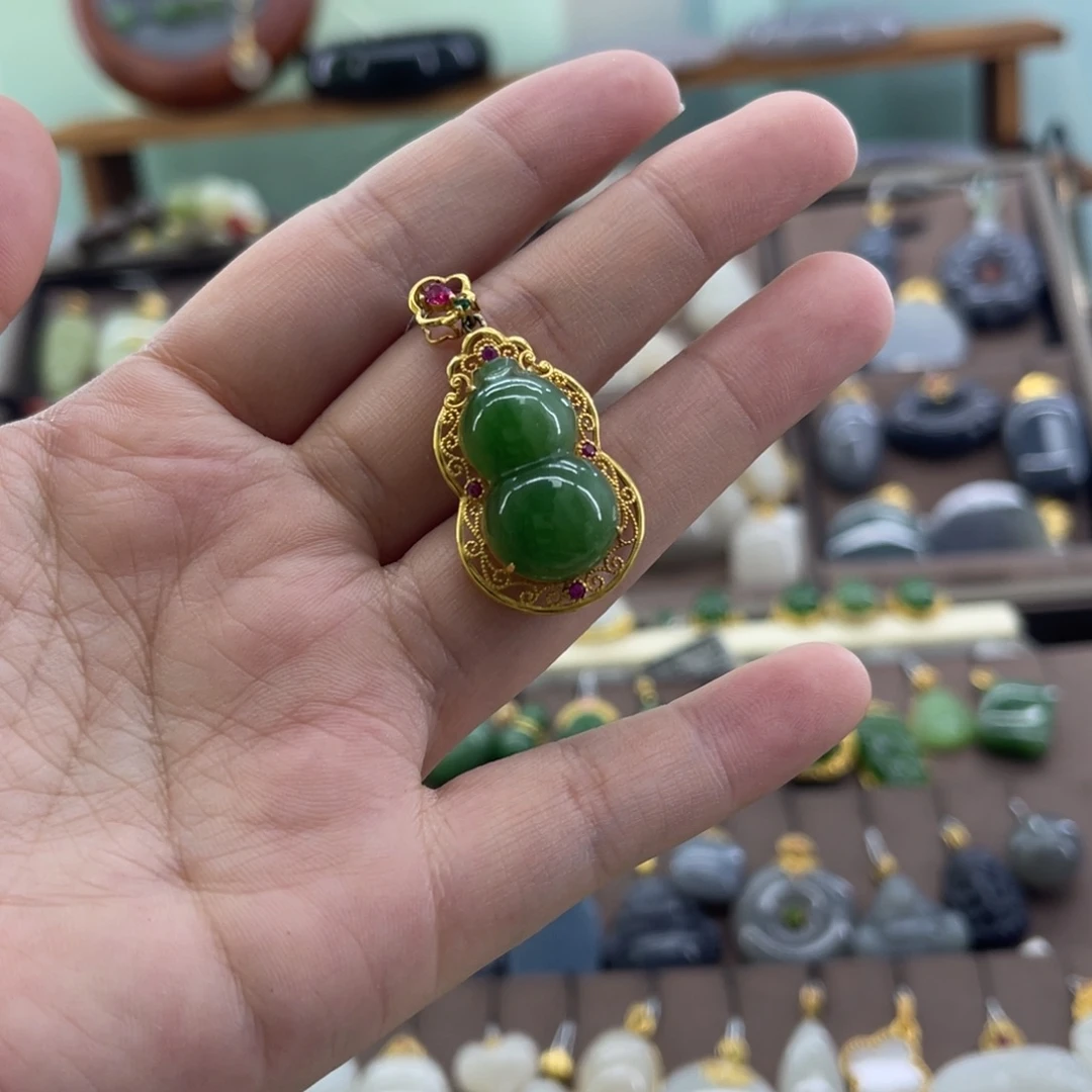 和田玉18K金镶嵌吊坠(赠链)